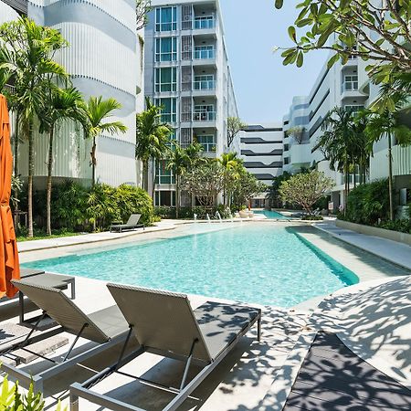 Favstay - The Base Downtown Phuket Exteriör bild