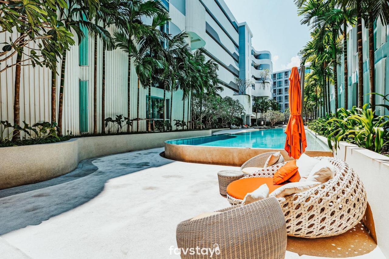 Favstay - The Base Downtown Phuket Exteriör bild