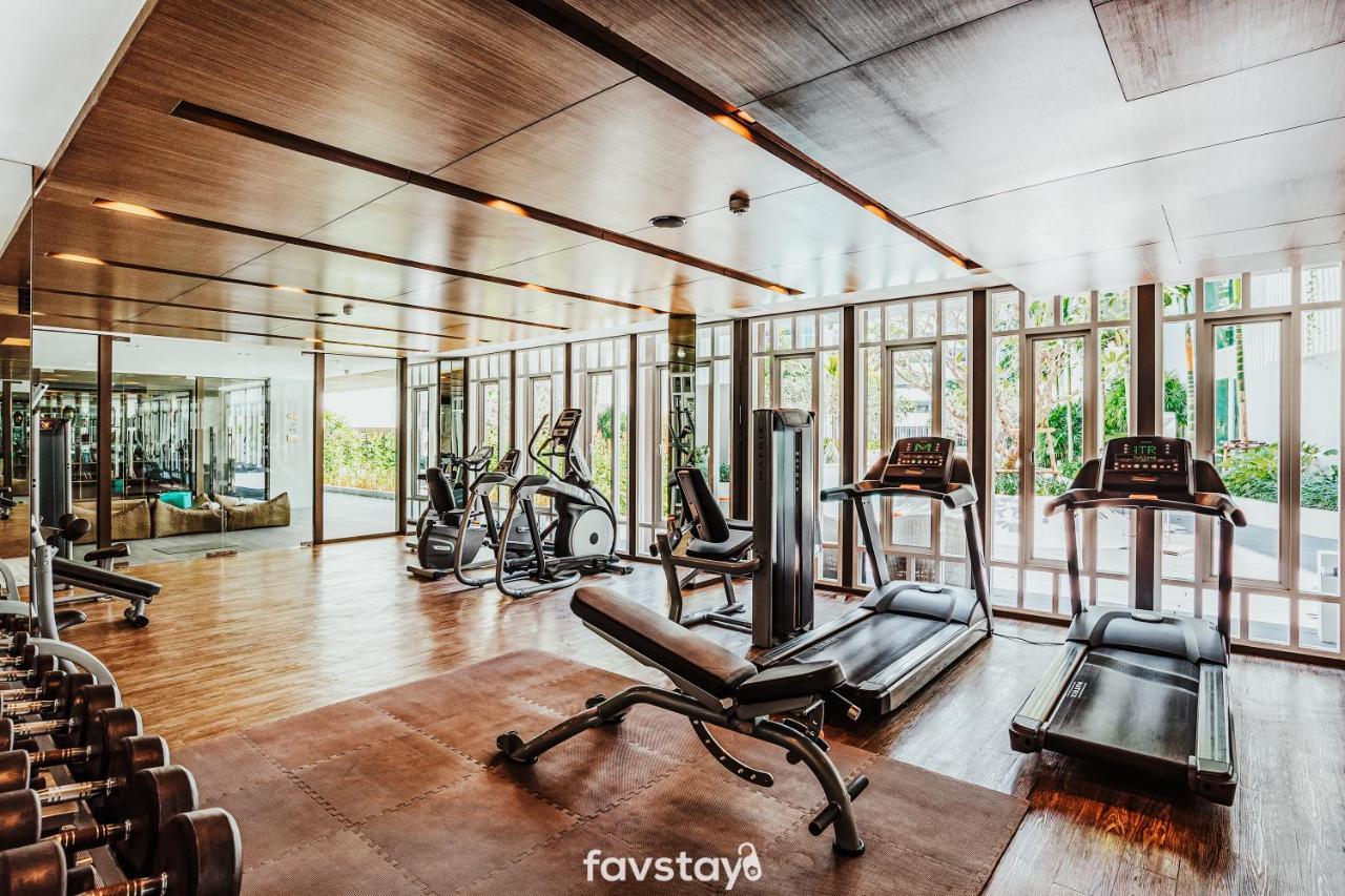 Favstay - The Base Downtown Phuket Exteriör bild