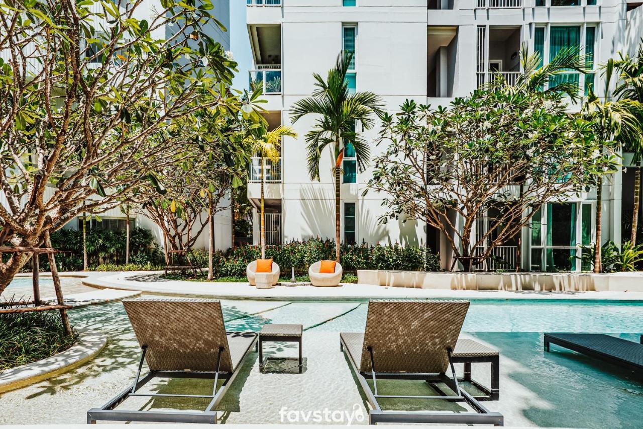 Favstay - The Base Downtown Phuket Exteriör bild