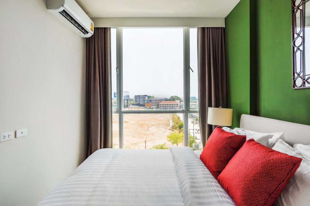 Favstay - The Base Downtown Phuket Exteriör bild
