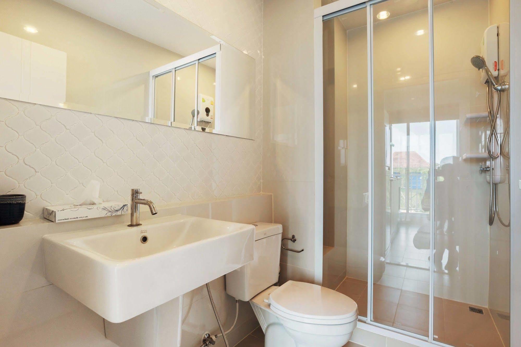 Favstay - The Base Downtown Phuket Exteriör bild