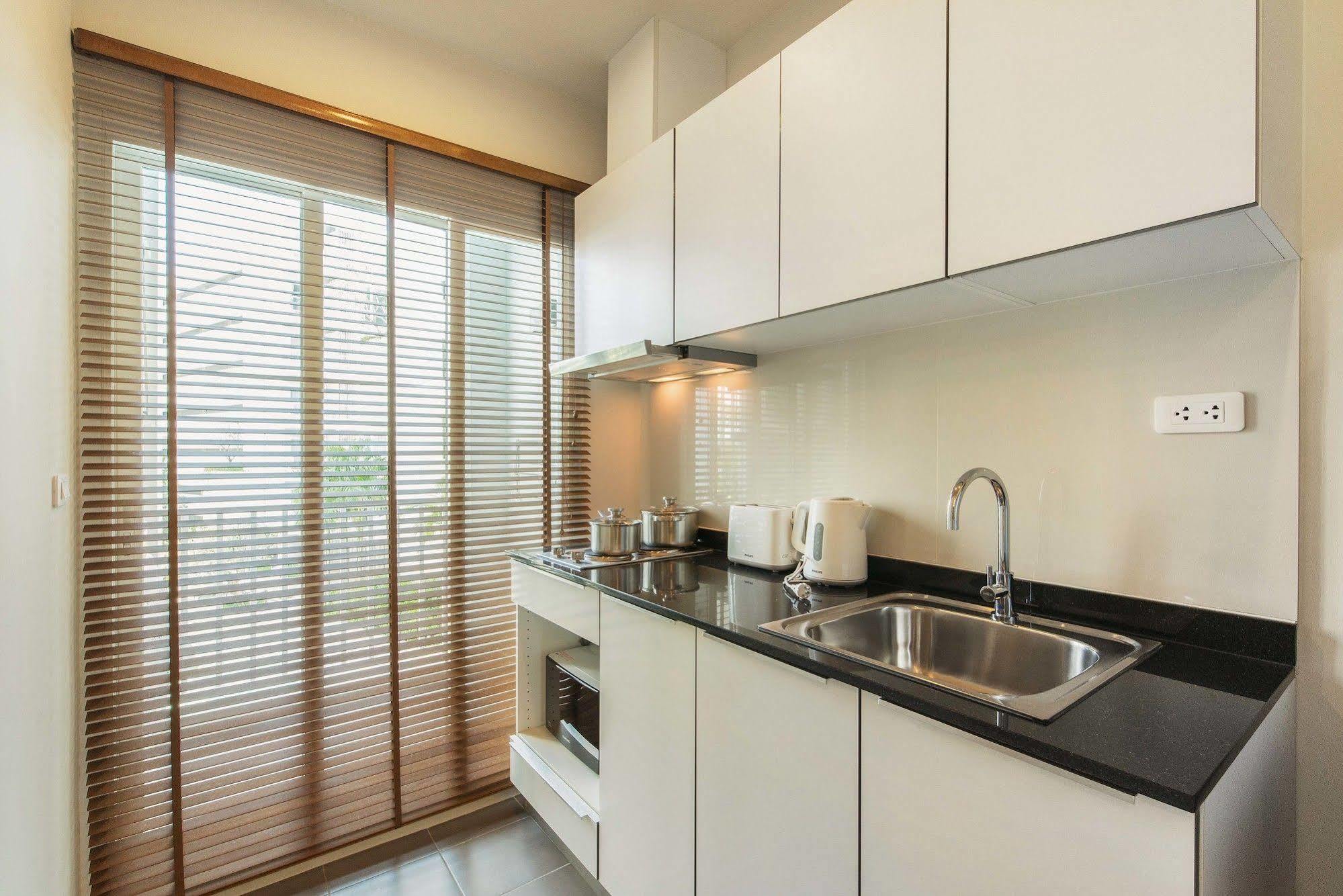 Favstay - The Base Downtown Phuket Exteriör bild