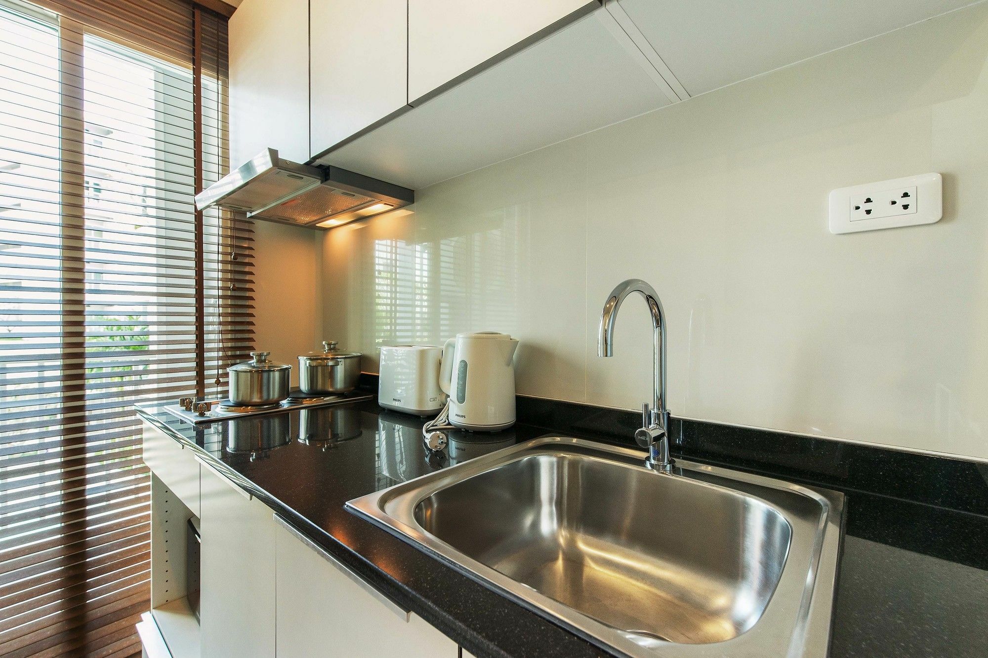 Favstay - The Base Downtown Phuket Exteriör bild