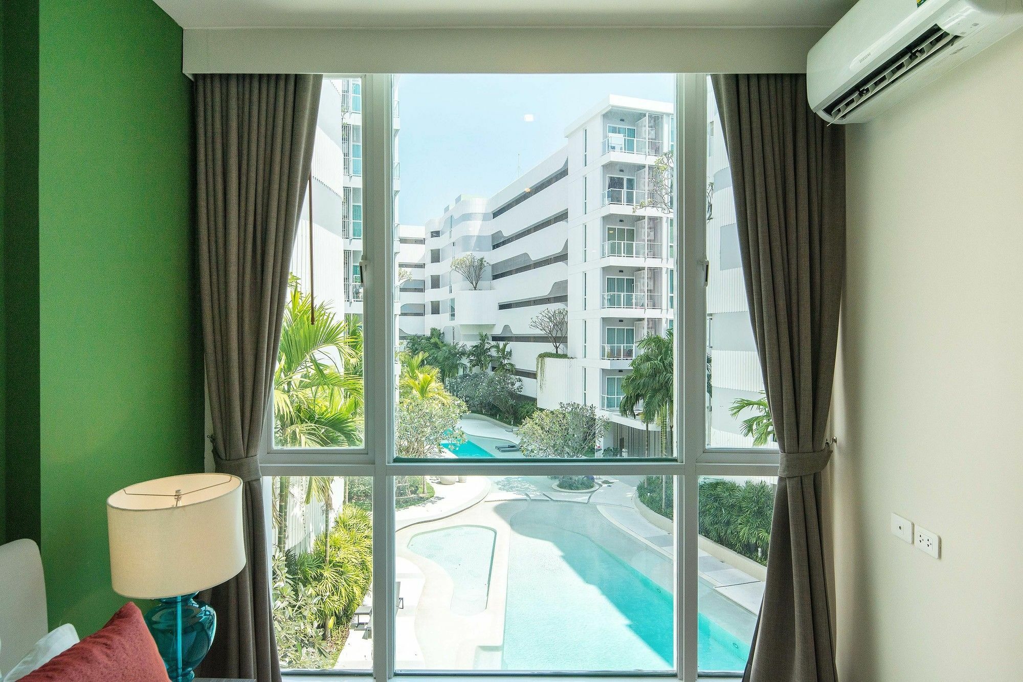 Favstay - The Base Downtown Phuket Exteriör bild