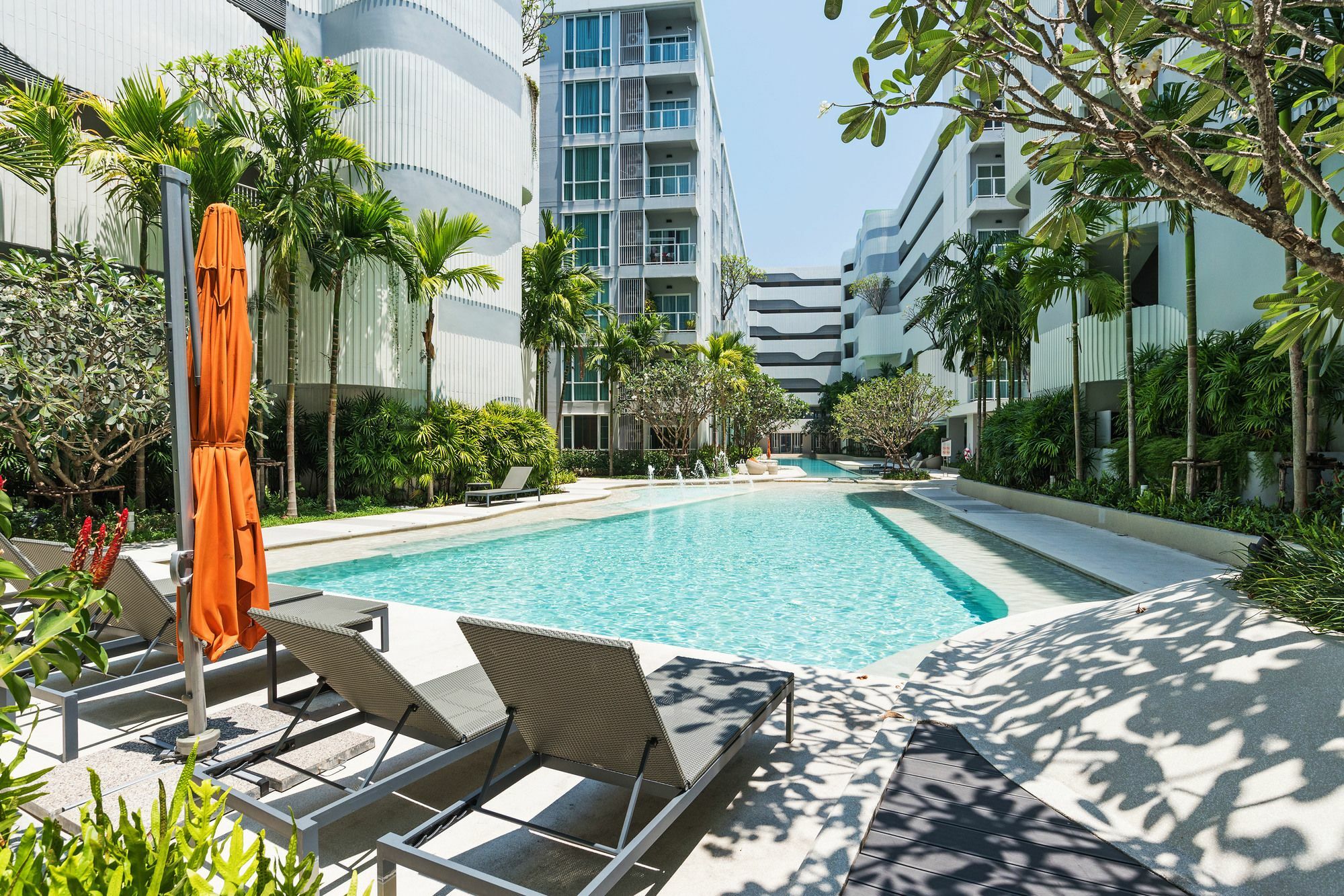 Favstay - The Base Downtown Phuket Exteriör bild